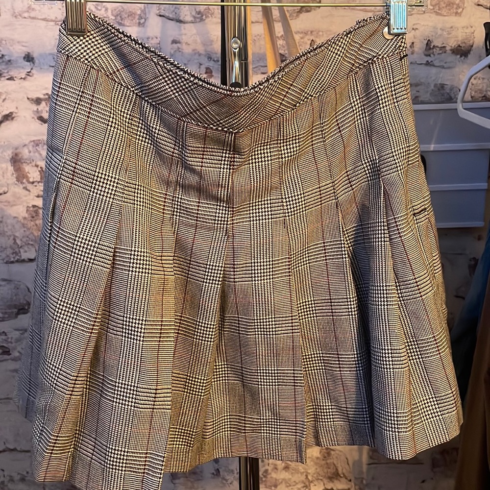 H&M short plaid skirt. Like new. Size 6.